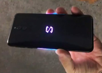 Xiaomi Black Shark 2 appears in hand on video RGB lighting galore e1539368246369