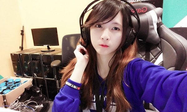 cewek gamer Rina Claupaw