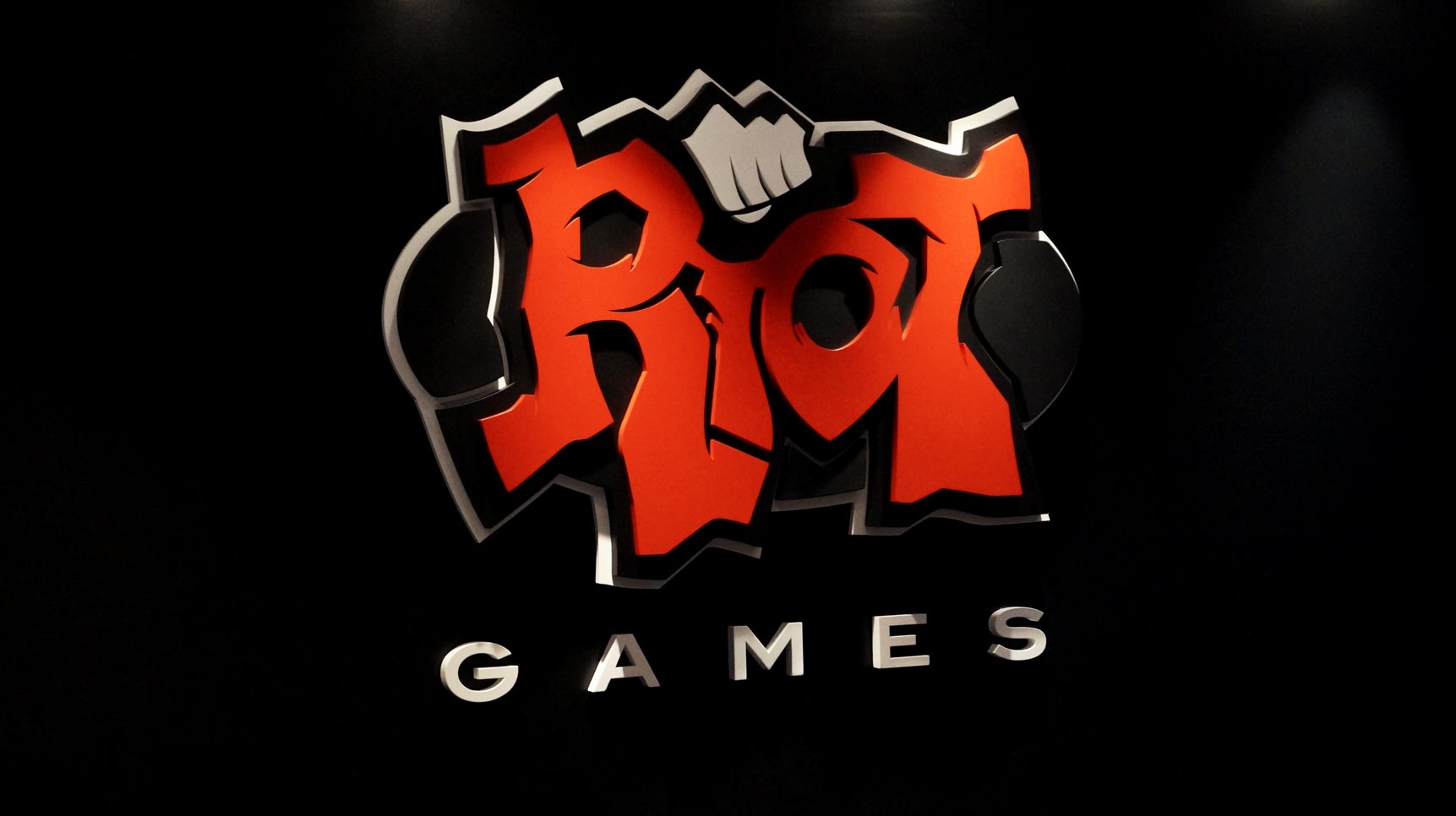 Riot games клиент. Riot games. Rinat games. Riot логотип. Логотип риот геймс.