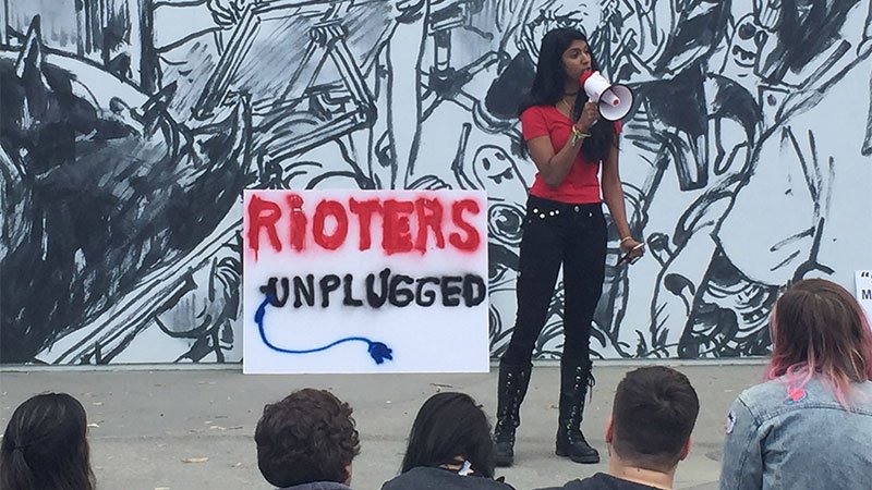 Seorang karyawati Riot Games memberi orasi di depan peserta aksi