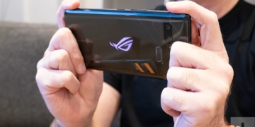 asus rog phone review pointing camera