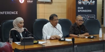 Menkominfo Rudiantara (tengah) bersama Chairwoman Shinta Dhanuwardoyo IDBYTE ESPORTS 2019 (kiri) dan Bapak Menhariq Noor Kepala Sub Direktorat Perancangan TIK  (kanan) dalam Peluncuran IDBYTE 2019