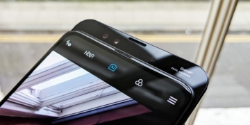 Xiaomi Mi Mix 3 pop up front camera closeup Onyx Black 2 1220x687