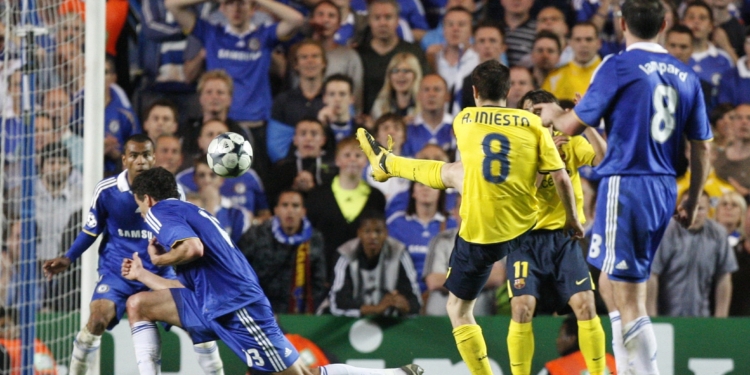 Barcelona's Andres Iniesta, no8 shoots and scores a a goal against Chelsea during their Champions League semifinal second leg soccer match at Chelsea's Stamford Bridge stadium in London, Wednesday, May, 6, 2009. (AP Photo/ Jon Super)