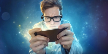Guy playing game on mobile 850x491 1