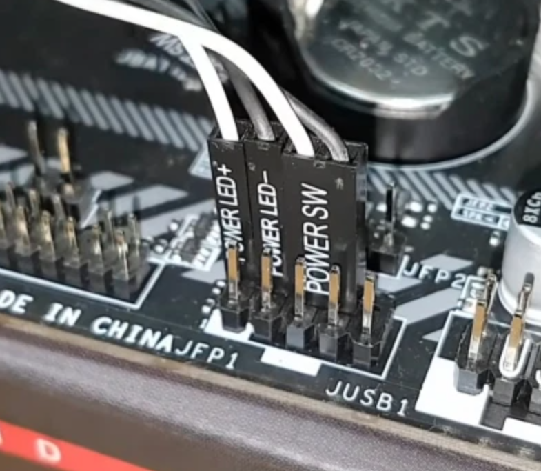 Komponen hardware komputer yang dapat dipasang di motherboard belum di pasang di cashing adalah