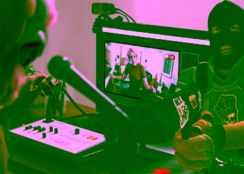 Lagi Asyik Livestream, Streamer Ini Tiba-tiba Diteror dengan Suara Tembakan dari Luar Rumah