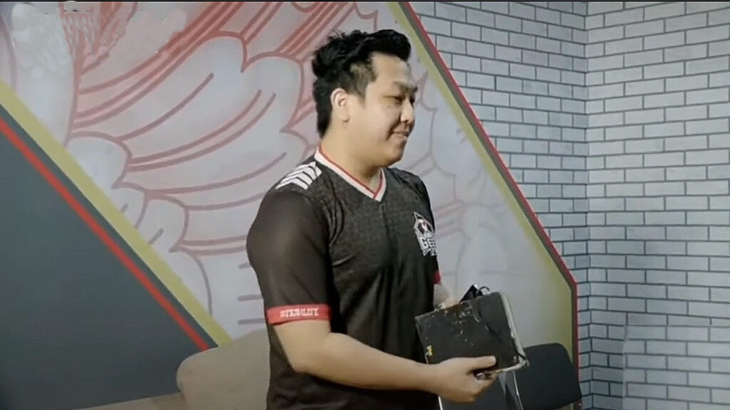 Netizen Soroti Pelatih Geek Fam Indonesia yang Tampak Menyedihkan di MPL Season 10