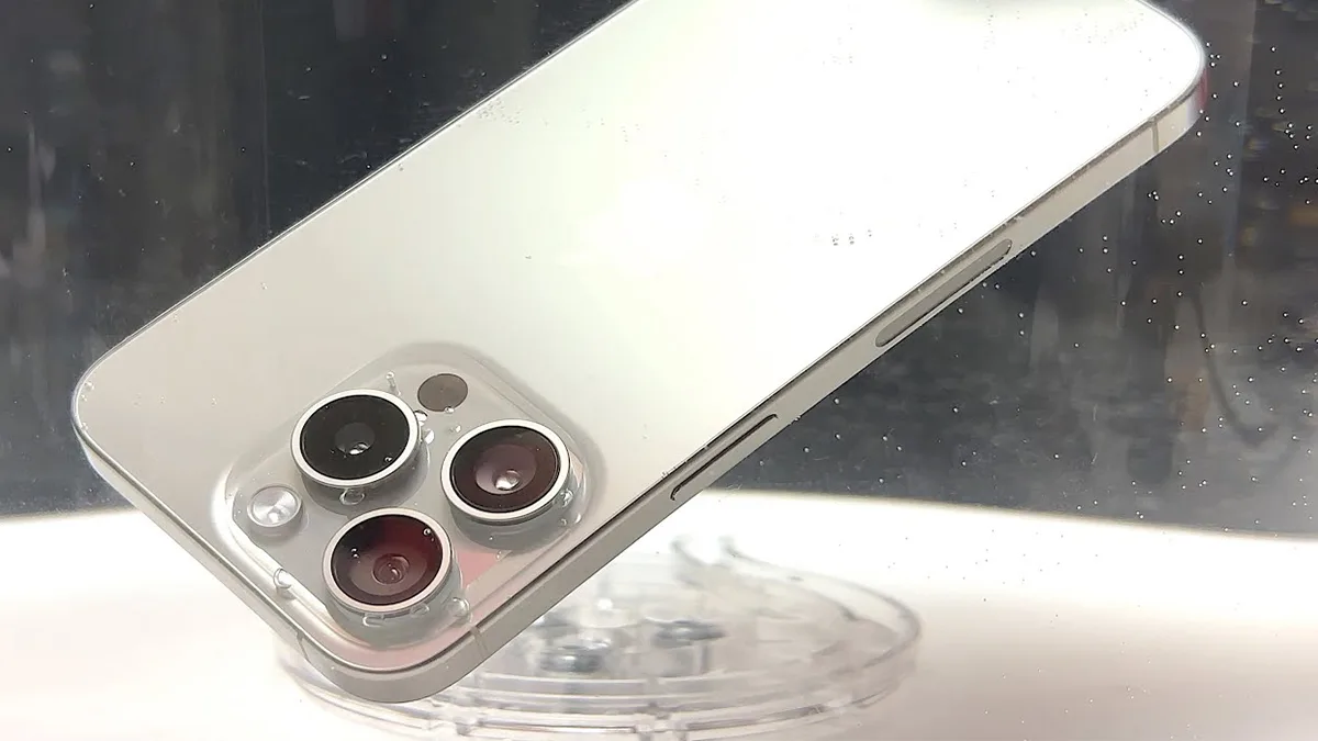 iPhone 15 Pro Terendam di Sungai Seharian, Masih Berfungsi Normal