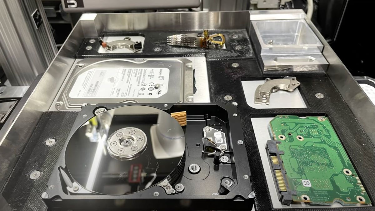 Microsoft Daur Ulang Jutaan Hard Disk dengan Bantuan Robot