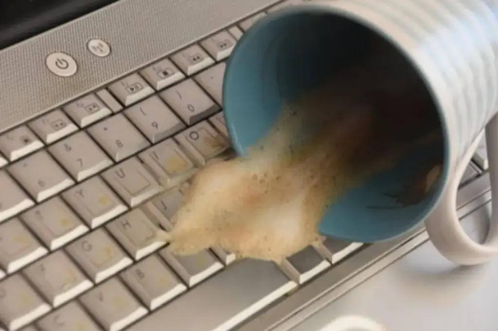 Laptop Kena Air? Inilah Pertolongan Pertama yang Perlu Kamu Lakukan! 2 Image