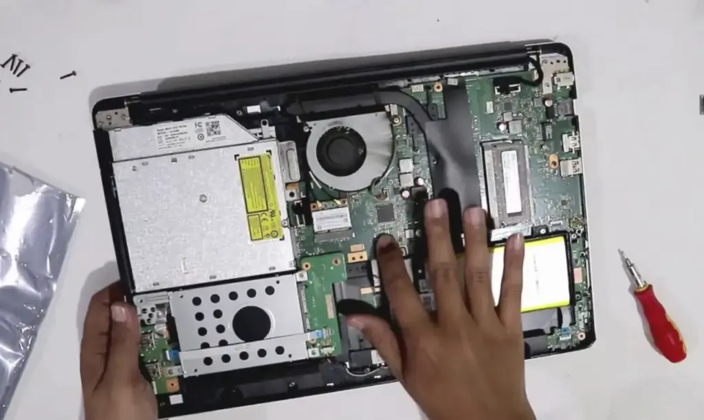 Laptop Kena Air? Inilah Pertolongan Pertama yang Perlu Kamu Lakukan! 4 Image