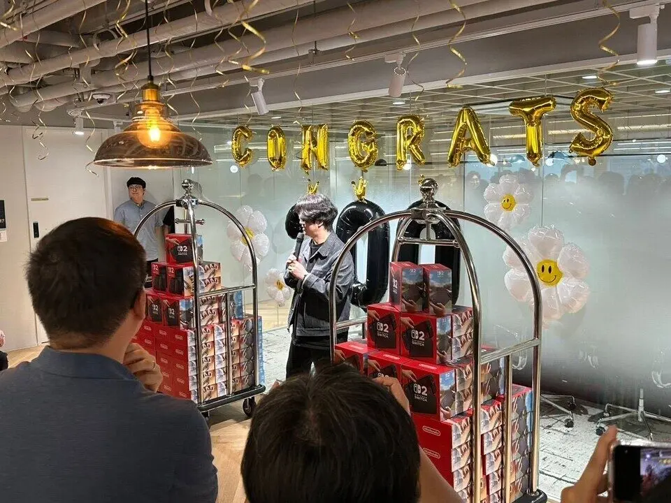 CEO Kim Hyung Tae tengah berbicara di acara pendistribusian Nintendo Switch 2