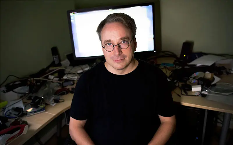 Linus Torvalds Di Ruang Kerjanya 2025
