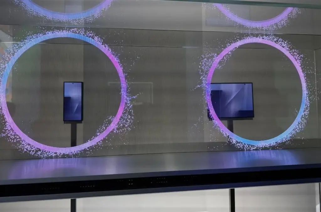 Bentuk ponsel lipat tiga Samsung saat terlipat dan terbuka