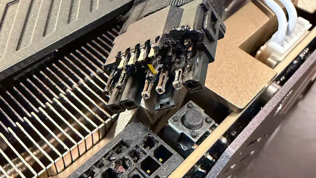 Kabel 12VHPWR Meleleh, RTX 5090 Ini Langsung Tidak Bisa Digunakan