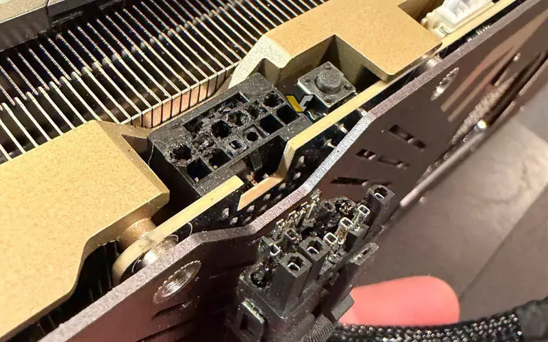 Kabel 12VHPWR Meleleh, RTX 5090 Ini Langsung Tidak Bisa Digunakan 4 Konektor 12VHPWR RTX 5090 Meleleh