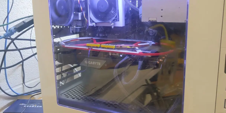 Gokil! Modder Ini Hadirkan Miniatur Kereta Api di Atas GPU Miliknya 1 Miniatur Kereta Api PC 2025