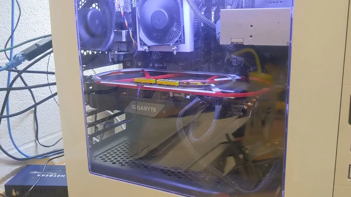 Gokil! Modder Ini Hadirkan Miniatur Kereta Api di Atas GPU Miliknya