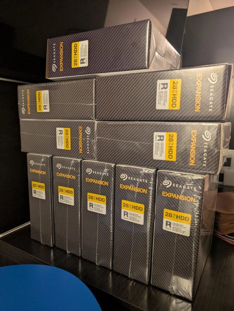 Harga HDD Mahal, Pria Ini Rela Terbang dari Inggris ke Amerika 3 Stok HDD 28TB 2026