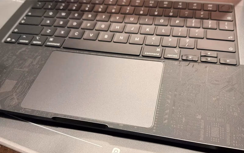 Mengeringkan Stiker Dengan Hair Dryer Macbook