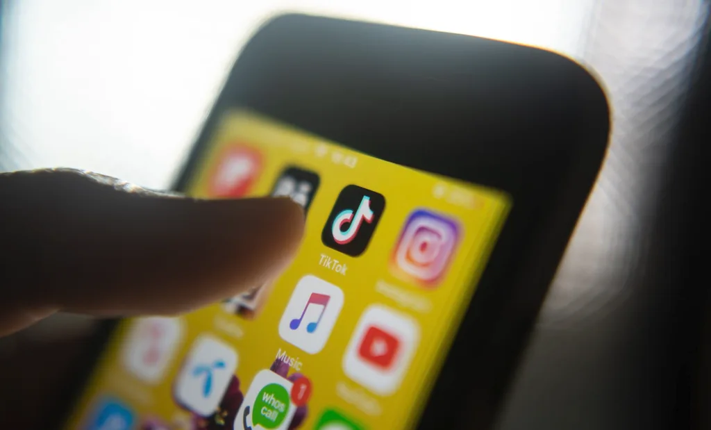 Mengapa Smartphone Compact Sudah Mulai Punah? 3 media sosial
